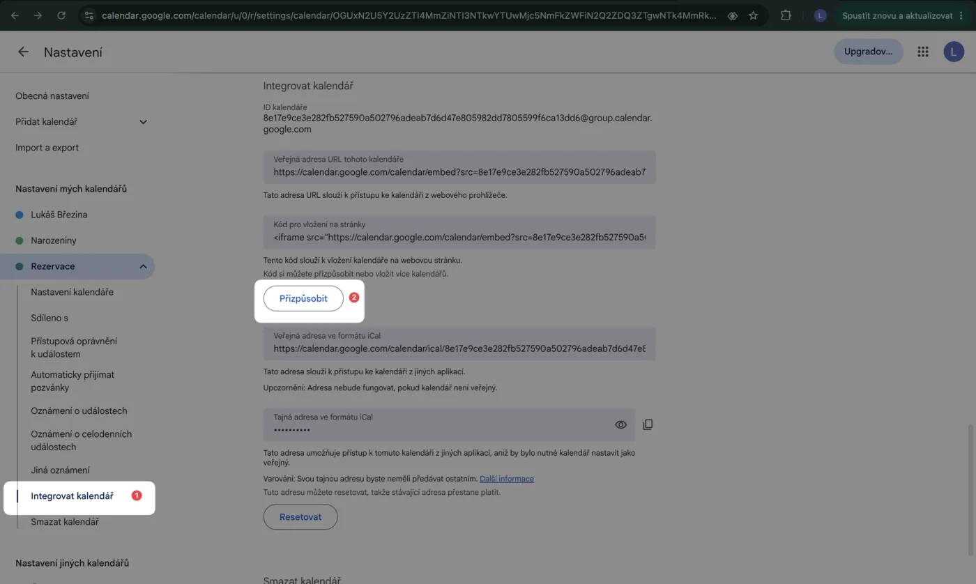 Sekce Integrovat kalendář s kódem pro vložení na stránky a tlačítkem Přizpůsobit v nastavení Google Kalendáře