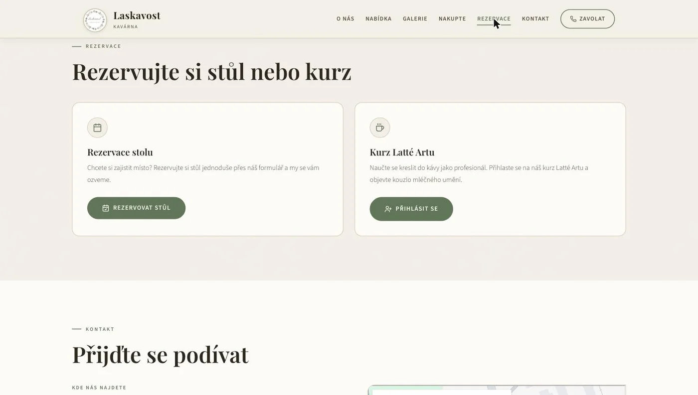 Sekce Rezervace na webu Kavárny Laskavost — karta Kurz Latté Artu s tlačítkem Přihlásit se